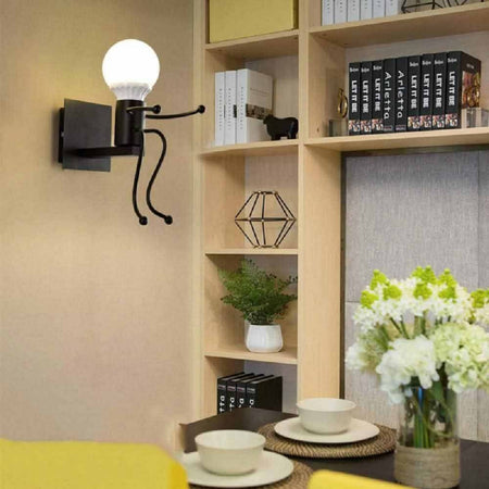 Applique Da Parete Decorativo Forma Di Omino Seduto In Metallo Attacco E27 Aq51