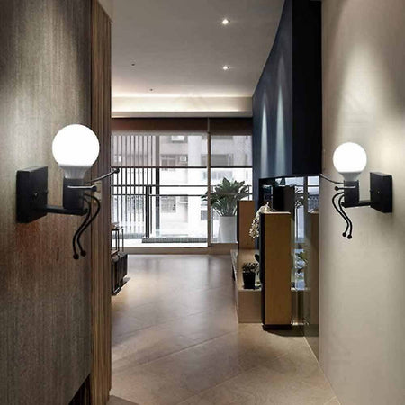 Applique Da Parete Decorativo Forma Di Omino Seduto In Metallo Attacco E27 Aq51