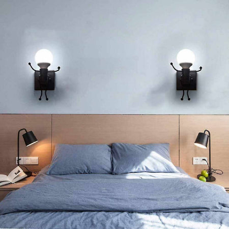 Applique Da Parete Decorativo Forma Di Omino Seduto In Metallo Attacco E27 Aq51