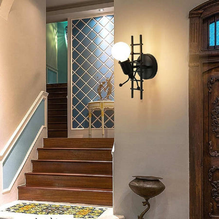 Applique Da Parete Decorativo Forma Omino Sulla Scala In Metallo Attacco E27 Aq49