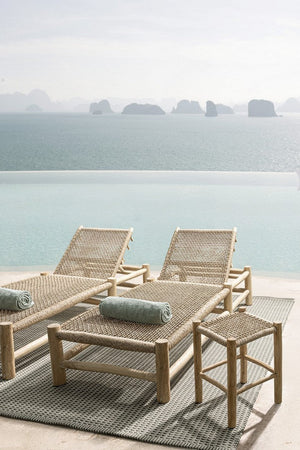 Lettino "Lampok" con struttura in rami di teak con intreccio in fibra sintetica