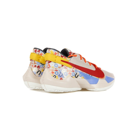 NIKE NBA Scarpa Basket Uomo Zoom Freak 2 "letter Bro" Desert Sand/gym Red/sail/camellia da uomo