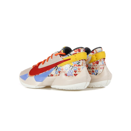 NIKE NBA Scarpa Basket Uomo Zoom Freak 2 "letter Bro" Desert Sand/gym Red/sail/camellia da uomo