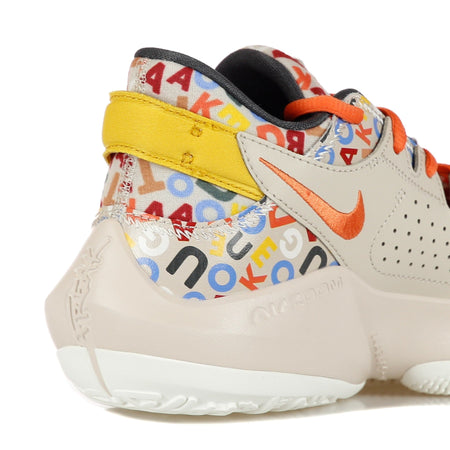 NIKE NBA Scarpa Basket Uomo Zoom Freak 2 "letter Bro" Desert Sand/gym Red/sail/camellia da uomo