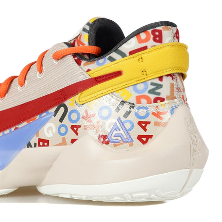 NIKE NBA Scarpa Basket Uomo Zoom Freak 2 "letter Bro" Desert Sand/gym Red/sail/camellia da uomo
