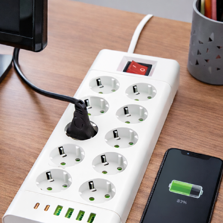 Ciabatta Multifunzione 8 Prese Schuko 5 USB 2500W con Interruttore Protezione IPX0