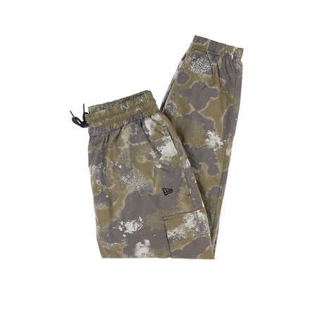 NEW ERA Pantalone Tuta Uomo Ne Outdoor Utility Aop Track Pant New Olive/laser Print da uomo