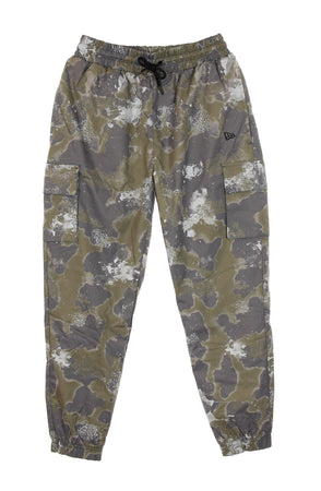 NEW ERA Pantalone Tuta Uomo Ne Outdoor Utility Aop Track Pant New Olive/laser Print da uomo