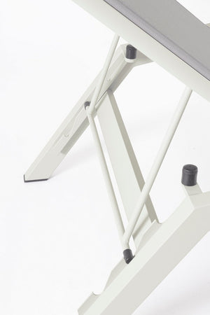 Lettino chaise longue "Krion" con poggiatesta, struttura in alluminio verniciato per esterno