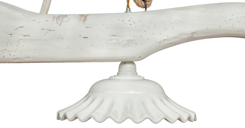 Biscottini Giogo lampadario in massello di tiglio bianca anticata con paralume ondulato Made in Italy