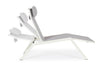 Lettino chaise longue Krion con poggiatesta, struttura in alluminio verniciato per esterno