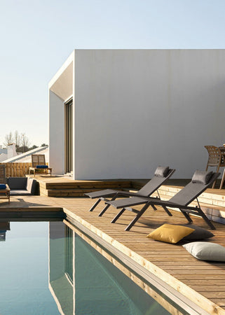 Lettino chaise longue "Krion" con poggiatesta, struttura in alluminio verniciato per esterno