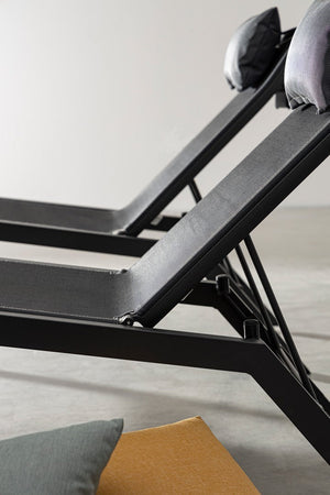 Lettino chaise longue "Krion" con poggiatesta, struttura in alluminio verniciato per esterno