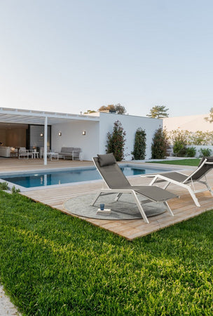 Lettino chaise longue "Krion" con poggiatesta, struttura in alluminio verniciato per esterno