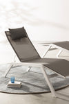 Lettino chaise longue Krion con poggiatesta, struttura in alluminio verniciato per esterno
