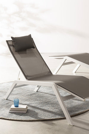 Lettino chaise longue "Krion" con poggiatesta, struttura in alluminio verniciato per esterno