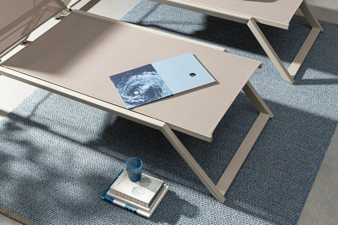 Lettino chaise longue "Krion" con poggiatesta, struttura in alluminio verniciato per esterno