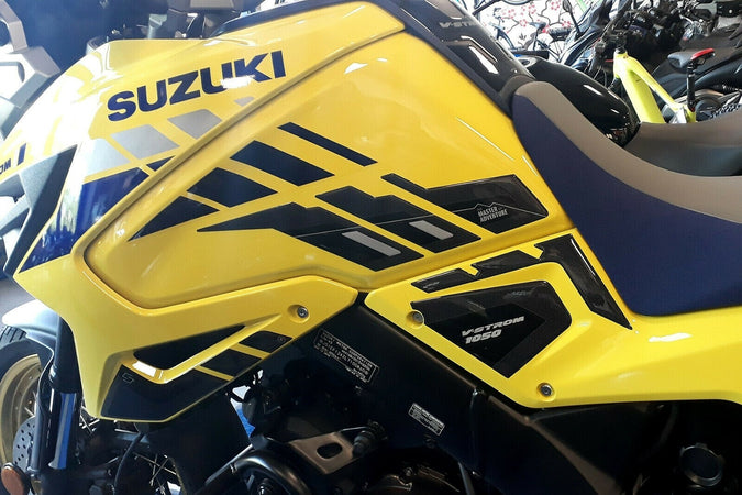 2-ADESIVI-3D-PROTEZIONI-LATERALI-SERBATOIO-MOTO-compatibili-SUZUKI-V-STROM-1050