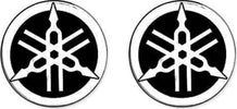 2-ADESIVI-in-RESINA-3D-Tondi-YAMAHA-DIAPASON-per-MOTO-SCOOTER-50-mm-Nero-Bianco