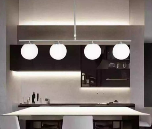 Lampadario A Sospensione Argento Con 4 Sfere Bolle Bianche In Vetro Attacco G9 33924