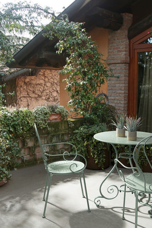 Set "Etienne" Tavolino tondo con poltrone colorate in acciaio verniciato a polvere per giardino e bar finitura opaca