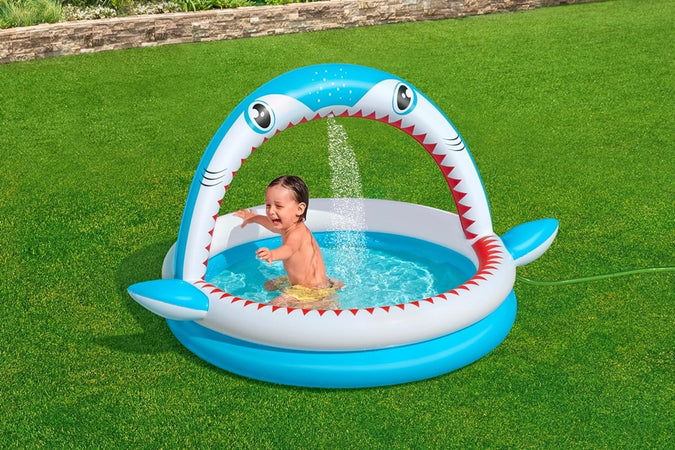 Piscina Per Bambini Sharktastic 2 Anelli Grafica A Squalo 163x127x92cm Con Spruzzo 53157
