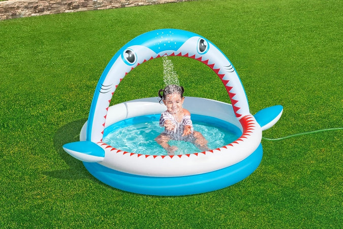 Piscina Per Bambini Sharktastic 2 Anelli Grafica A Squalo 163x127x92cm Con Spruzzo 53157