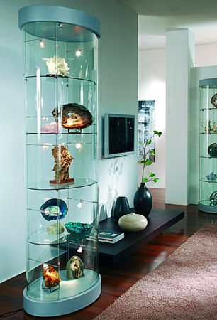 Vetrina di forma angolare con plafoniera superiore con faretti cm. 58x58x190h