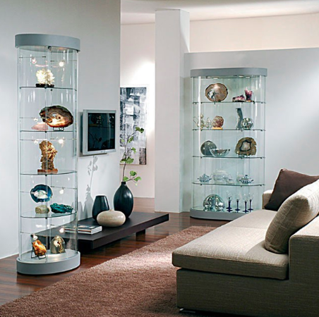Vetrina di forma angolare con plafoniera superiore con faretti cm. 58x58x190h