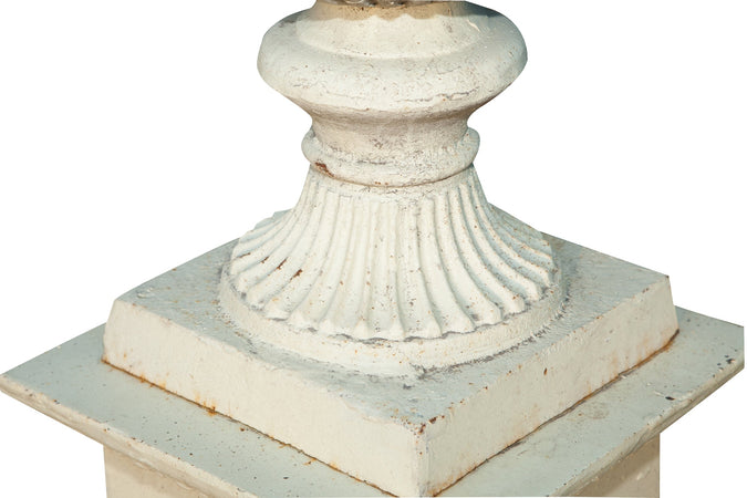 Biscottini Vaso con misure L44xPR44xH60 cm con base L35xPR35xH50 cm in fusione di ghisa