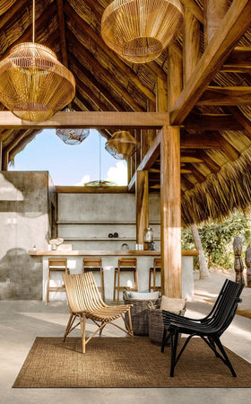 Sedia Lounge "Menendez" in rattan, finitura a base di nitrocellulosa