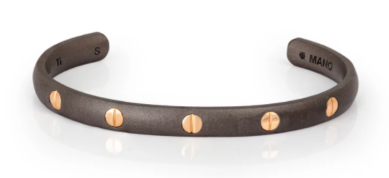 MANO J - BRACCIALE RIGIDO GRANDE UOMO LINEA BOOST IN TITANIO E 5 VITI IN ORO ROSSO 9 KT.