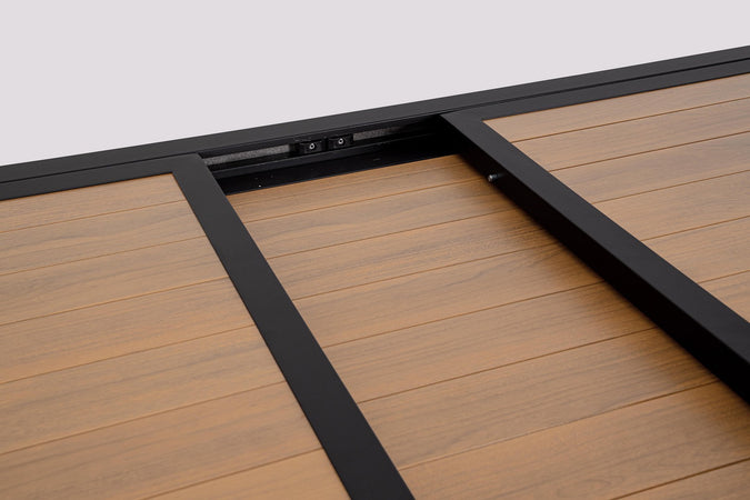 Tavolo "Hilija" struttura in alluminio verniciato a polvere piano effetto legno per arredo casa