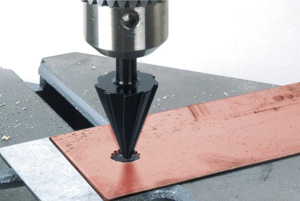 Fresa conica allargafori realizzata in acciaio con gambo di Ø 8 mm