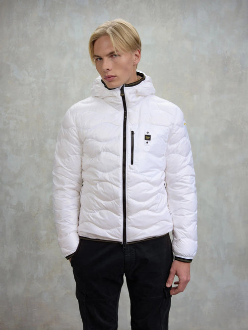 Blauer piumino uomo trapuntato ad onde con cappuccio bianco