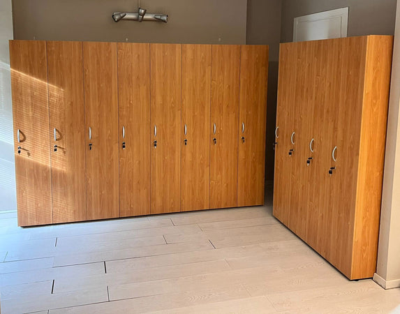 Armadietto spogliatoio in legno a 2 posti con 2 ante battenti cm. 66X52X185H