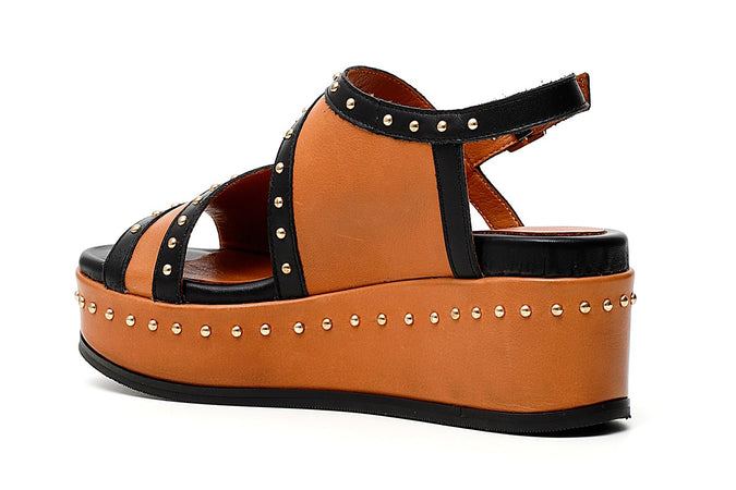 SANDALO ZEPPA ASIMMETRICO IN PELLE CON BORCHIE