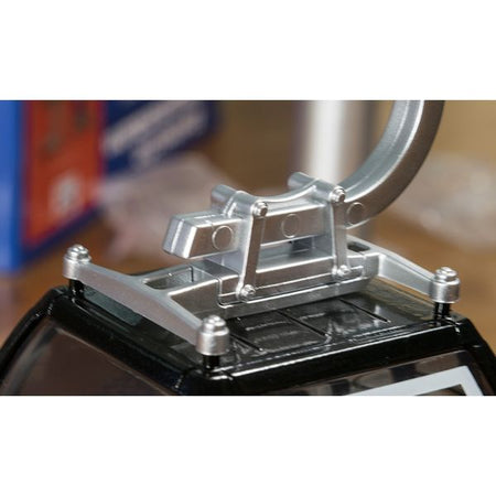 Cabina Omega IV, porta nera, in scala 1:32, per villaggio di Natale