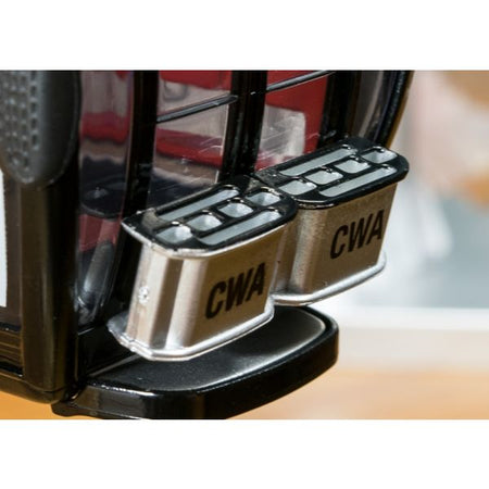 Cabina Omega IV, porta nera, in scala 1:32, per villaggio di Natale