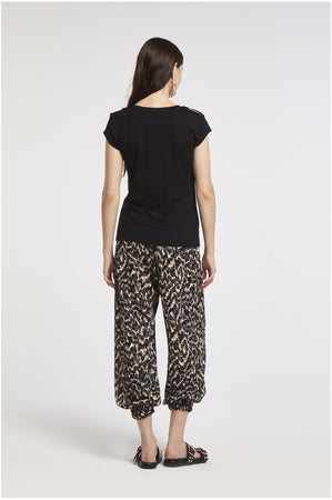 T SHIRT SCOLLO A V CON PLACCHETTE