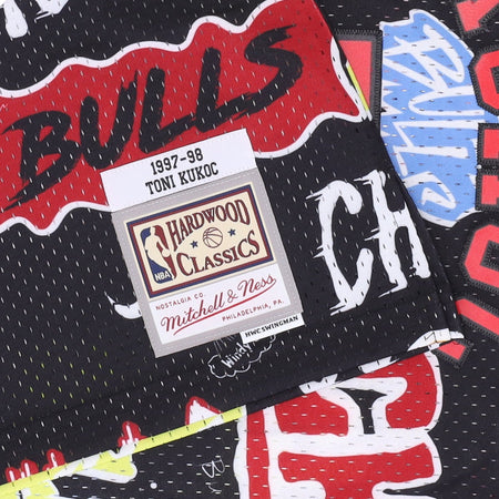 MITCHELL &amp; NESS Canotta Basket Uomo Nba Slap Sticker Swingman Jersey Hardwood Classics No 7 Toni Kukoc 1997-98 Chibul Black da uomo
