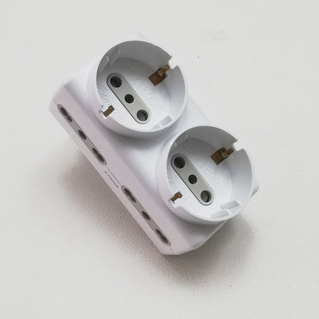 Adattatore con 2 schuko + 4 biprese da 16A