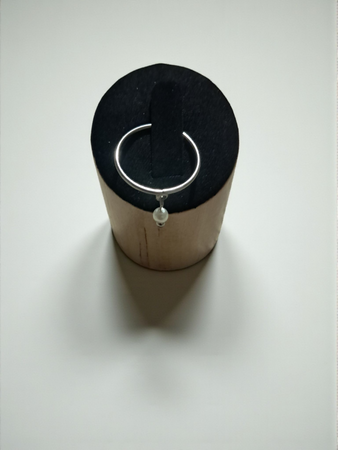 Vibes anni 2000 ✨ Set super cute composto da: ? Bracciale con perle bianche e brillantini, misura 20 cm ? Orecchini Paradiso in argento e oro, super shiny ? Anello delicato con perle bianche e finitura argentata, misura 18 mm Perfetto per outfit aest