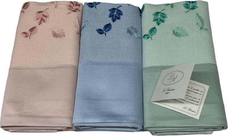 3 Asciugamani E 3 Ospiti Di Lino Ricamato Con Bordo Di Raso Art.foglie Var.1 Broderie Casa e cucina/Tessili per la casa/Biancheria da bagno/Asciugamani/Set di asciugamani Biancheria Arredo Home - Nola, Commerciovirtuoso.it