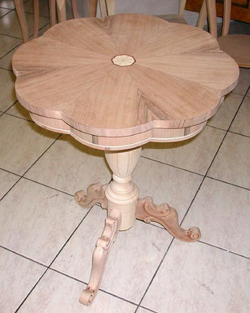 MOBILI 2G - Tavolino rotondo "Fiore" intarsiato gambone 3 piedi grezzo D.56 H.71