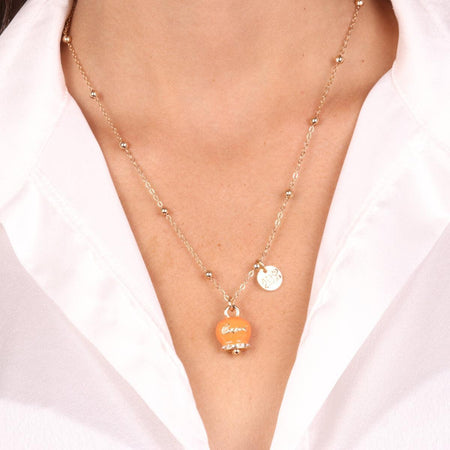 BYSIMON - Collana in Metallo campanella portafortuna in smalto arancione, con scritta Capri a rilievo e cristalli bianchi