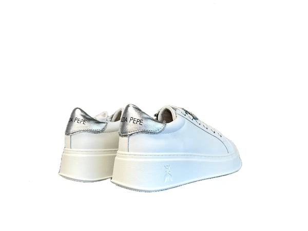 PATRIZIA PEPE Sneakers donna in pelle bianca e logo in metallo con strass
