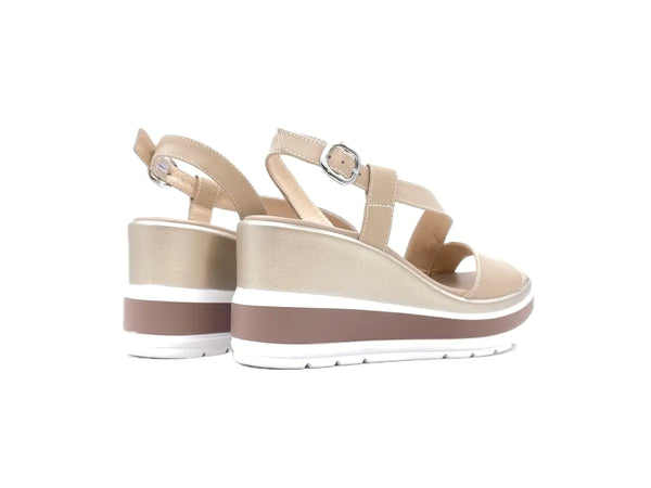 NERO GIARDINI Sandali donna con zeppa in pelle colore lino
