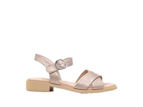 NERO GIARDINI Sandali bassi donna in pelle laminata beige