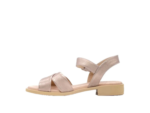 NERO GIARDINI Sandali bassi donna in pelle laminata beige